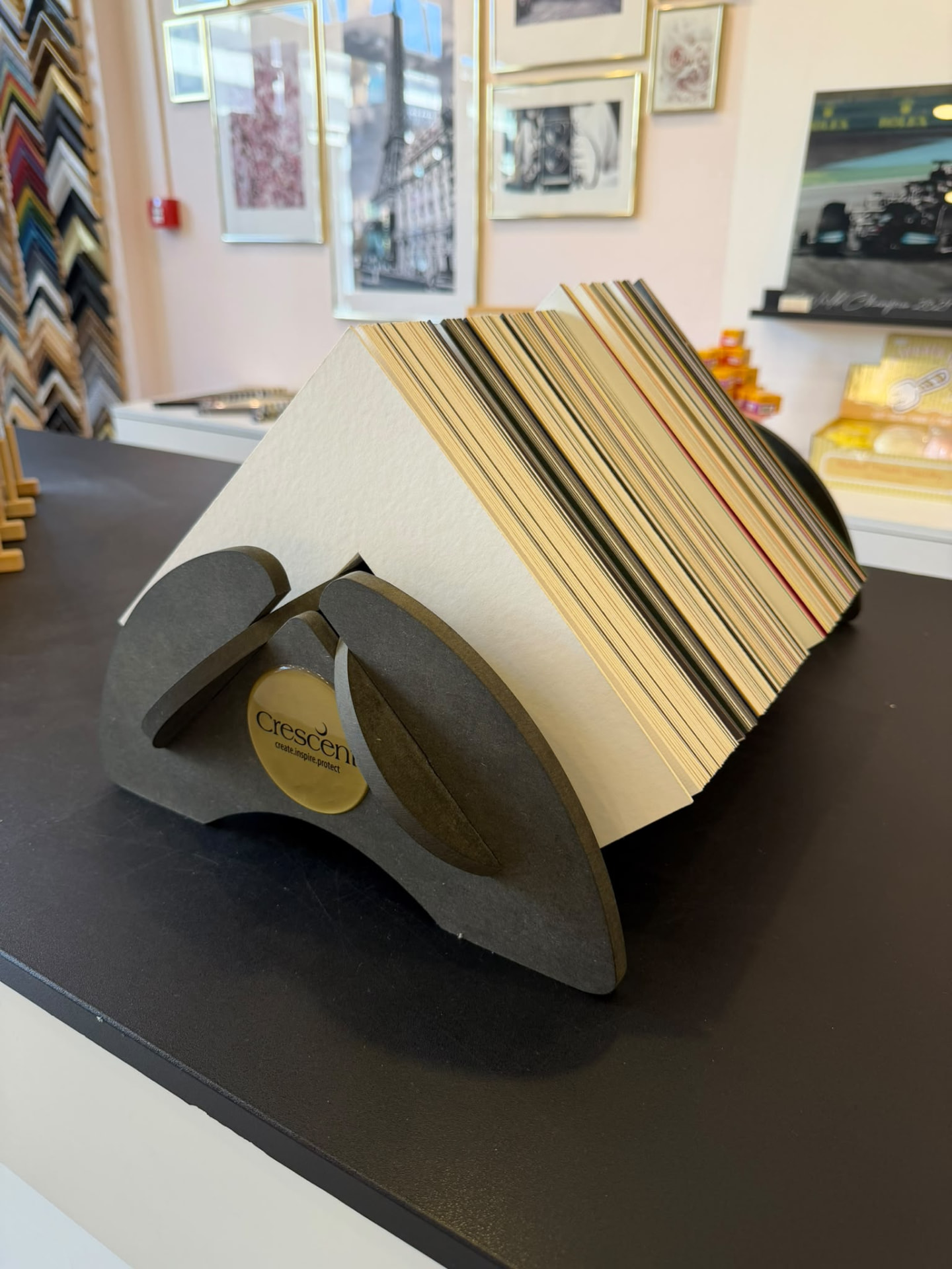 Waaier met passe-partoutkarton in verschillende kleuren op de balie van de winkel